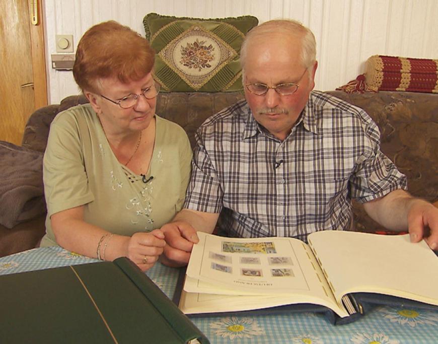 Zum Nachtisch zeigt Dieter Renate seine Briefmarkensammlung und fragt sie bei der Gelegenheit nach ihrem verstorbenen Mann aus. Dieter nimmt Renate in den Arm: âDas ist ja traurig. Aber dafür hast du ja jetzt mich!