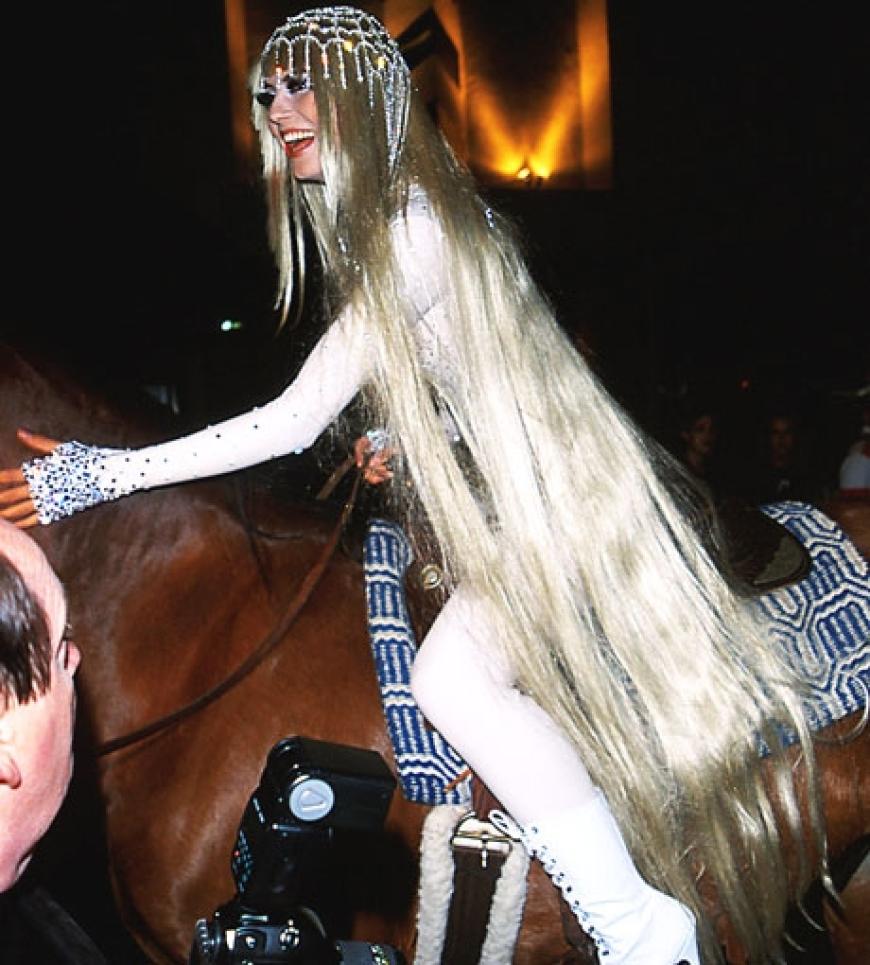 2002: Heidi Klum kommt als Burgfräulein auf einem Pferd zu ihrer Party geritten