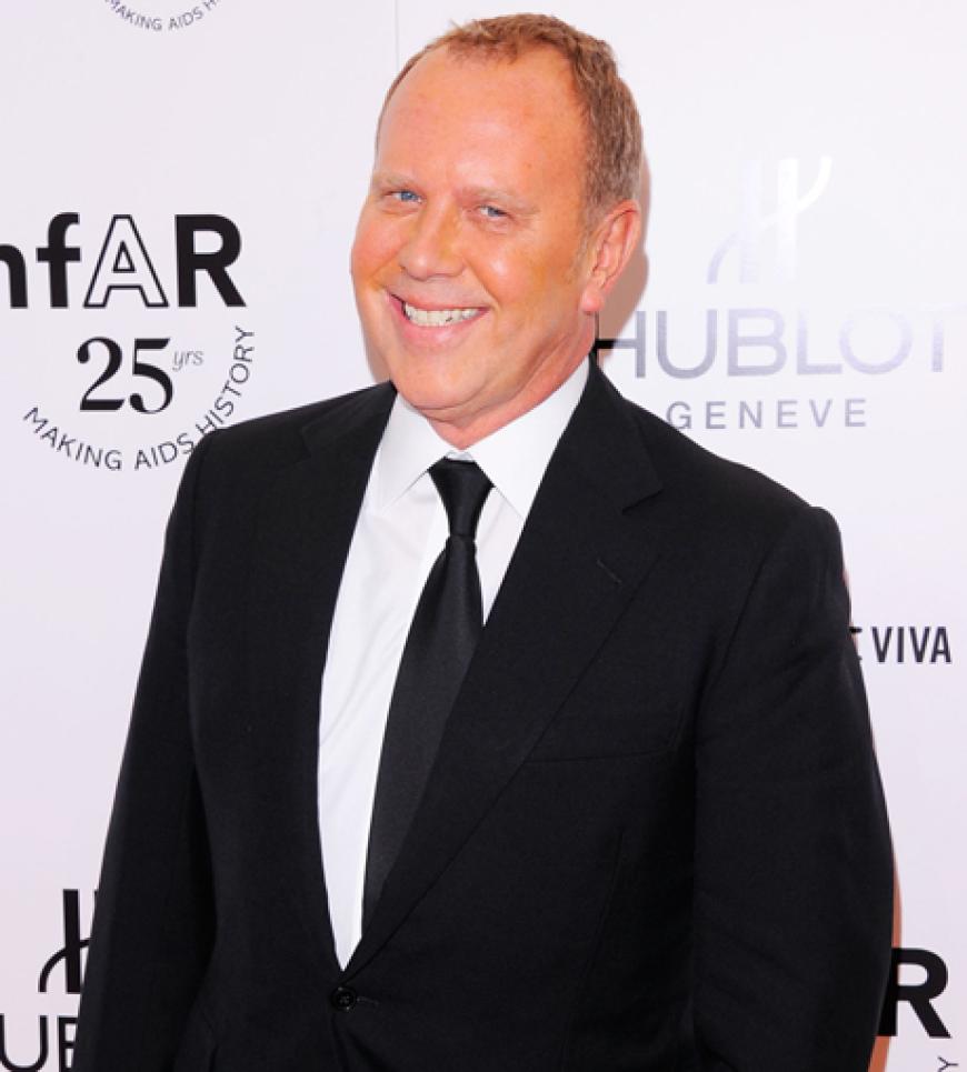 Designer Michael Kors strahtl in die Kameras