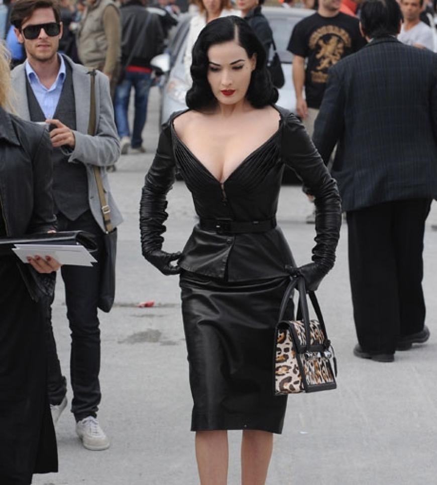 Dita von Teese macht sich für die neue Dior-Show bereit