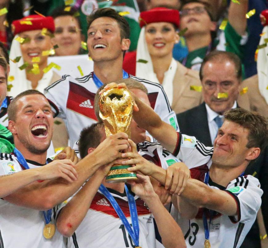 Alle durften mal an den Pokal...