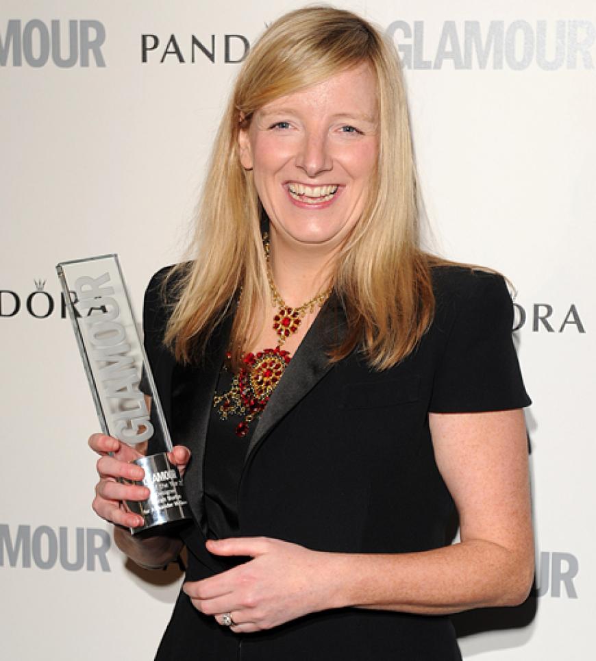 Sarah Burton freut sich über die Auszeichnung zur Designerin des Jahres. Ob sie das wohl auch Kates Brautkleid zu verdanken hat?