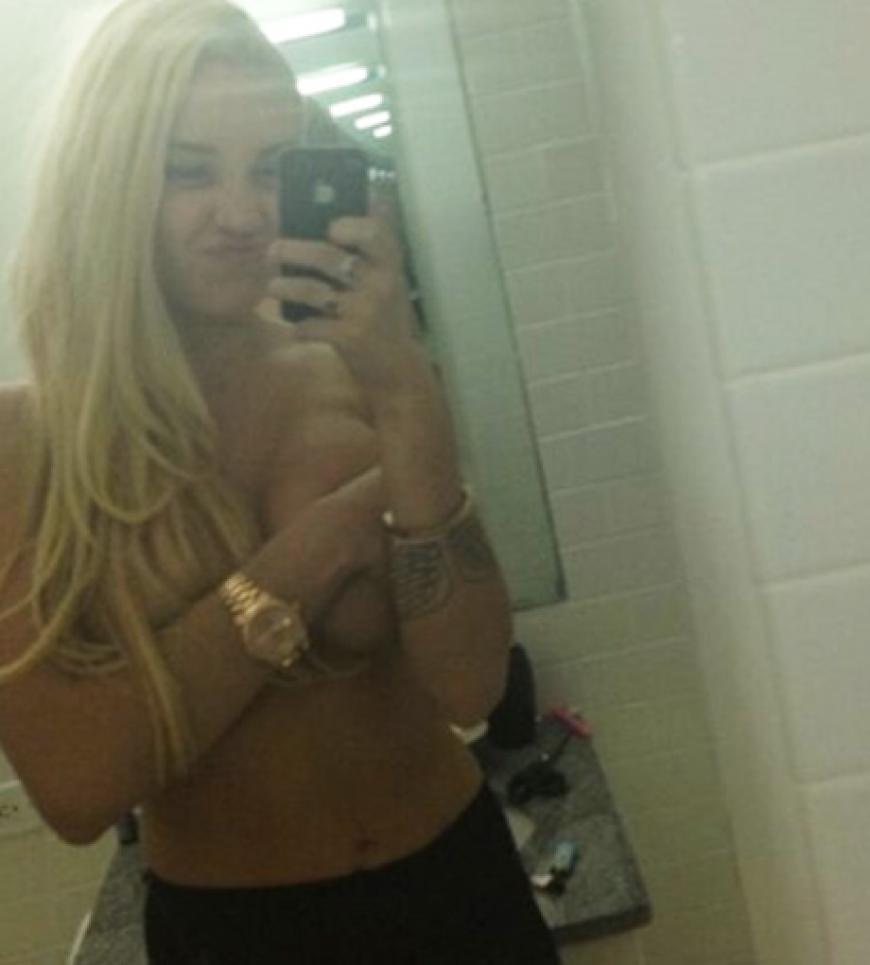 Amanda Bynes posiert vor einem Spiegel und machte mit dem Handy die Bilder