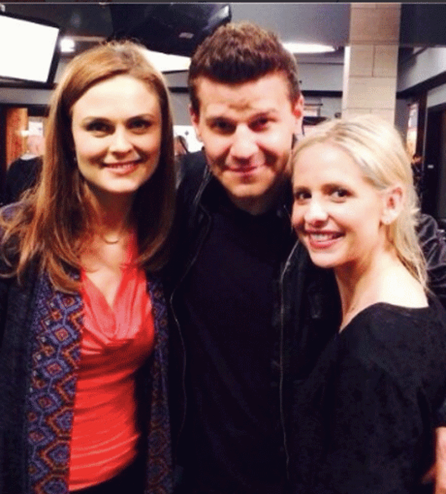 Emily Deschanel, David Boreanaz und Sarah Michelle Gellar (v. li.) am "Bones"-Set Emily Deschanel, David Boreanaz und Sarah Michelle Gellar (v. li.) am "Bones"-Set