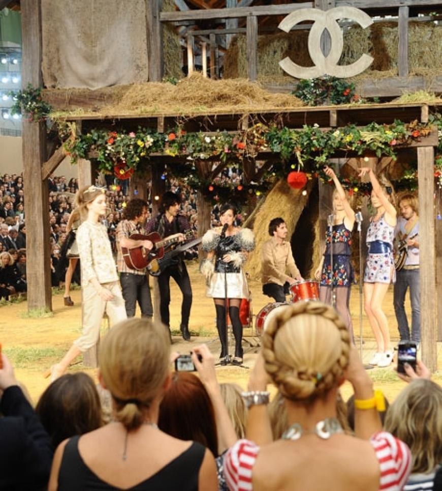 Ungewöhnlich gut: Chanel hatte im Pariser Grand Palais eine aufwendige Kulisse geschaffen. Mit Heuballen und Holzhütte wurde eine rustikale Show inszeniert