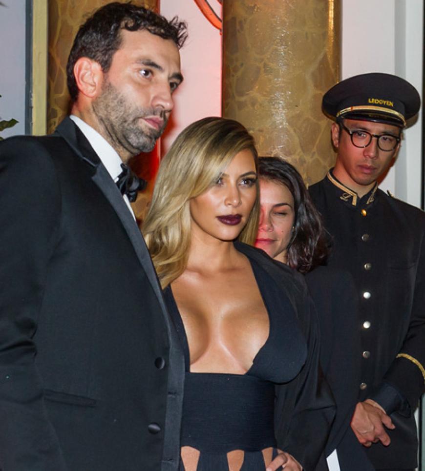 Kim Kardashian wirkt leider etwas billig in ihrem Outfit