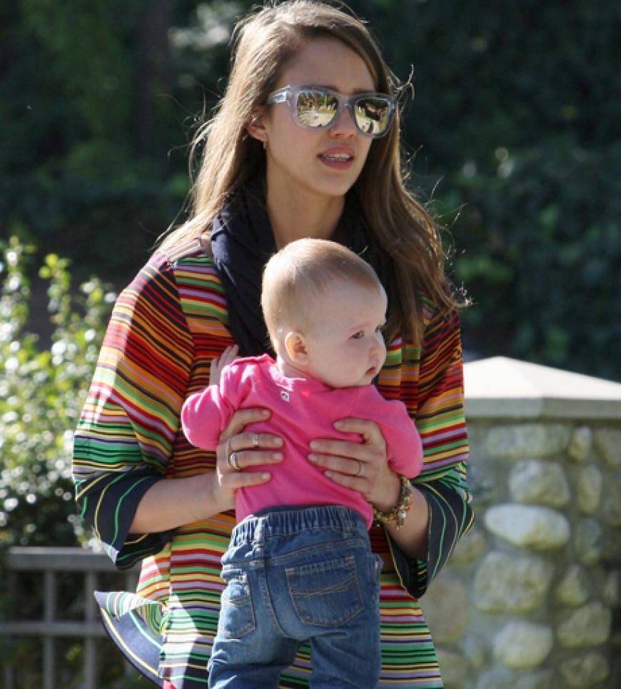 Zum Knuddeln! Jessica Alba genießt einen sonnigen Tag mit ihren beiden Töchtern Haven und Honor im Park in Los Angeles