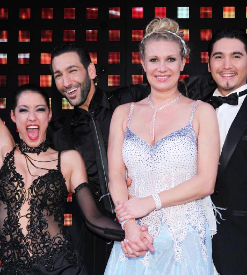 Jey!´ Rebecca Mir (l.) mit Massimo Sinató und Magdalena Brzeska mit Erich Klann sind im Finale!