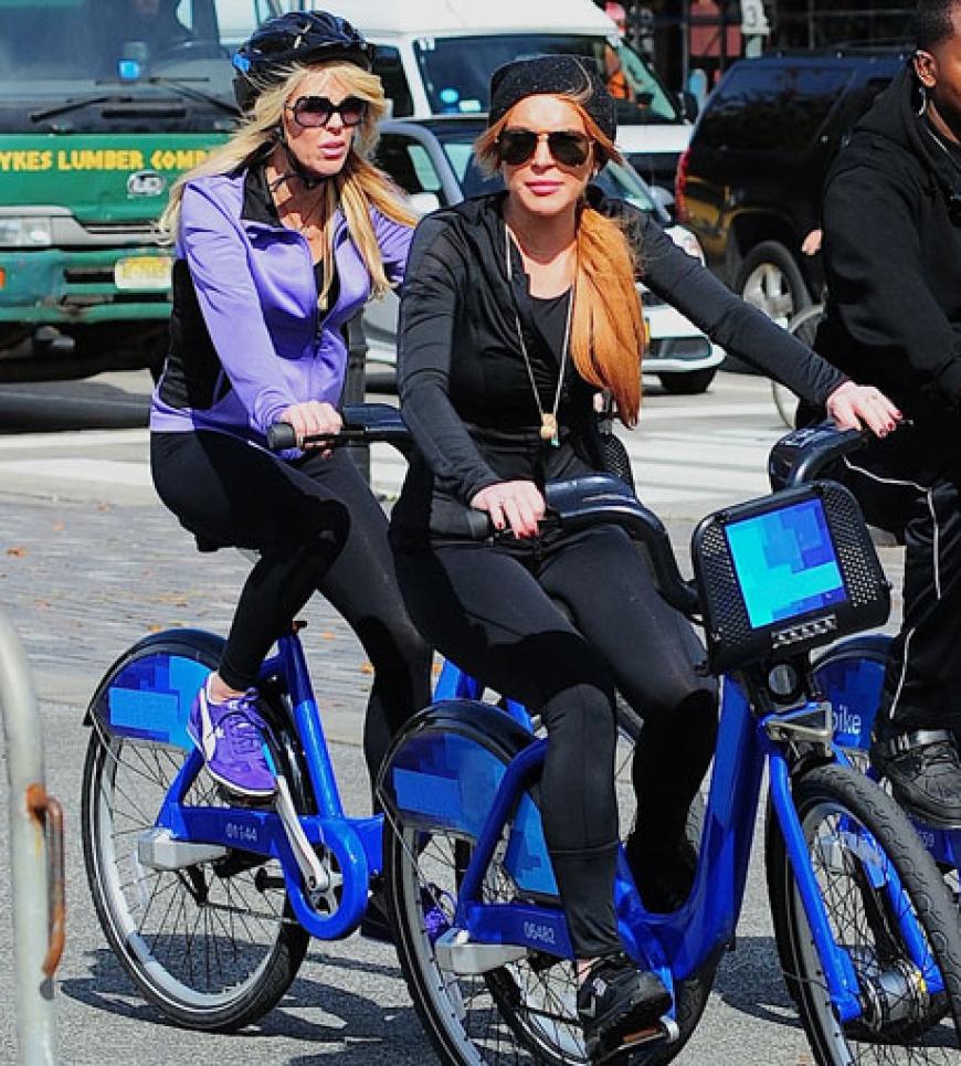 Ungewohnter Anblick: Hier heizen Lindsay und Mama Dina Lohan mit dem Fahrrad durch Manhattan