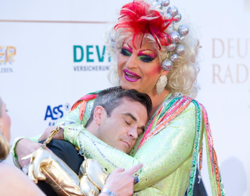 Der britische Superstar kuschelte sich an die Brüste von Travestiekünstler Olivia Jones