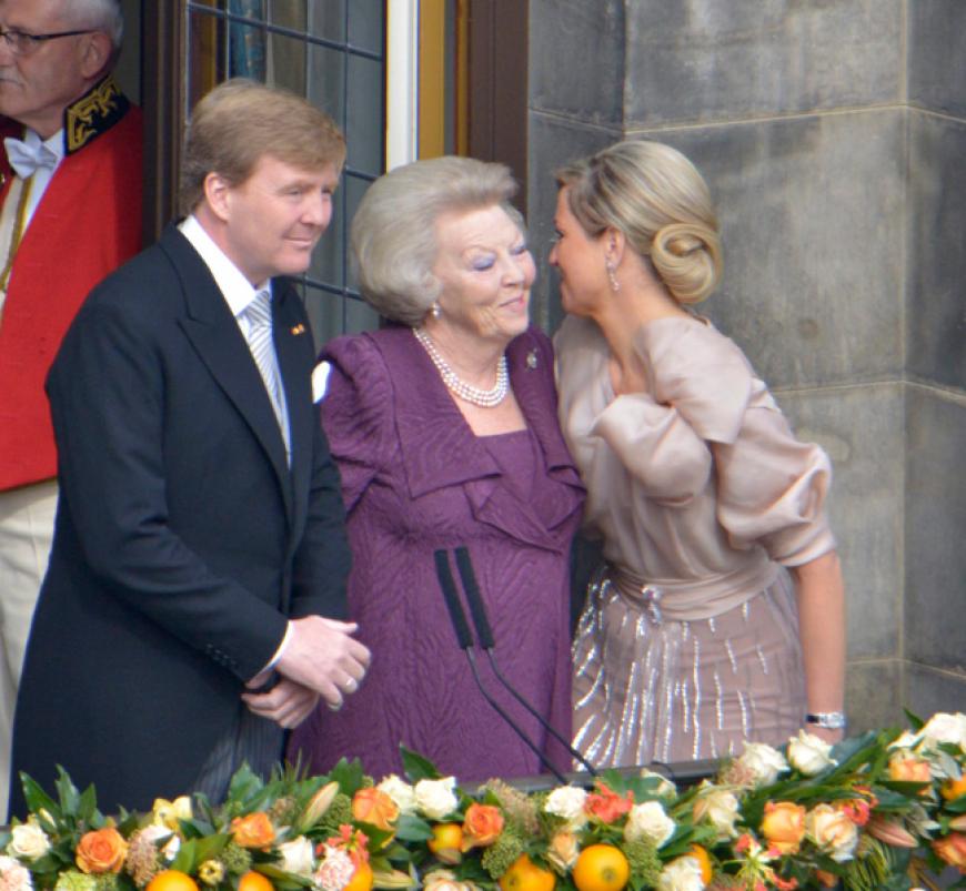 König Willem-Alexander mit seiner Ehefrau Königin Máxima sowie Prinzessin Beatrix auf dem Balkon des Palastes. Nach 33 Jahren dankte sie am Dienstag, 30. April 2013 ab. Unter Tränen hielt sie eine Rede an das Volk