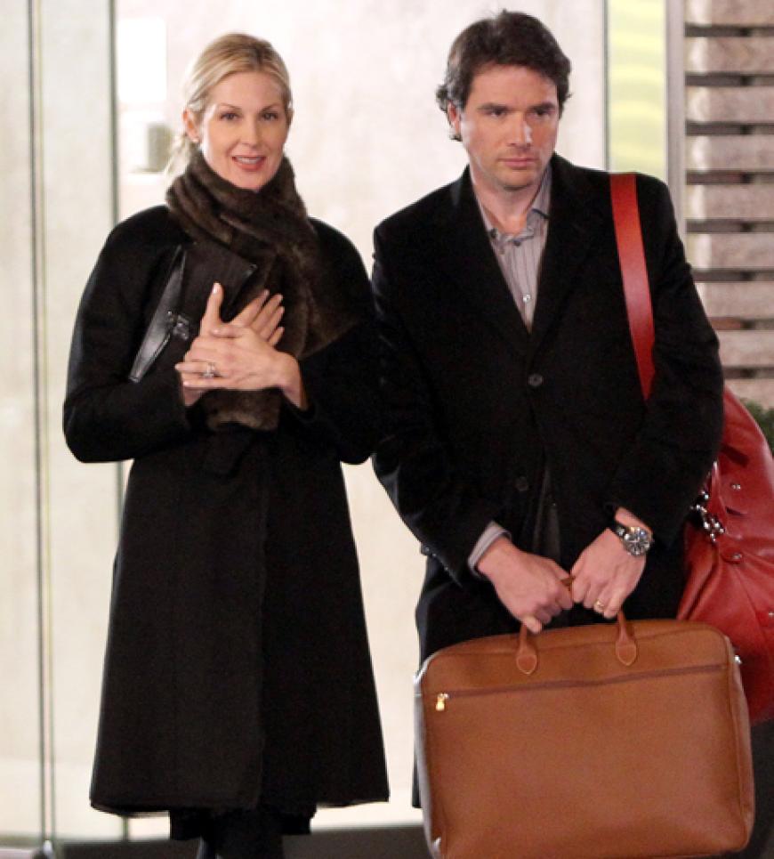 Kelly Rutherford und Matthew Settle warten auf ihren Einsatz am Set in New York
