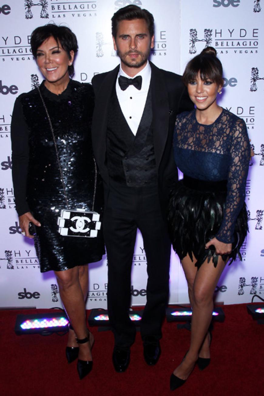 Kris Jenner (l.) mit dem Vater ihrer Enkelkinder, Scott Disick (m.) und seiner Ex-Freundin Khloé Kardashian
