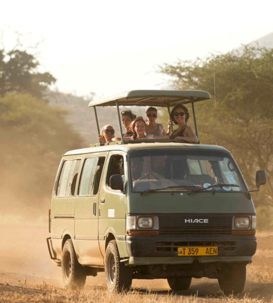 Tessa Bergmeier grinst wie ein Honigkuchenpferd: Es geht auf Safari!