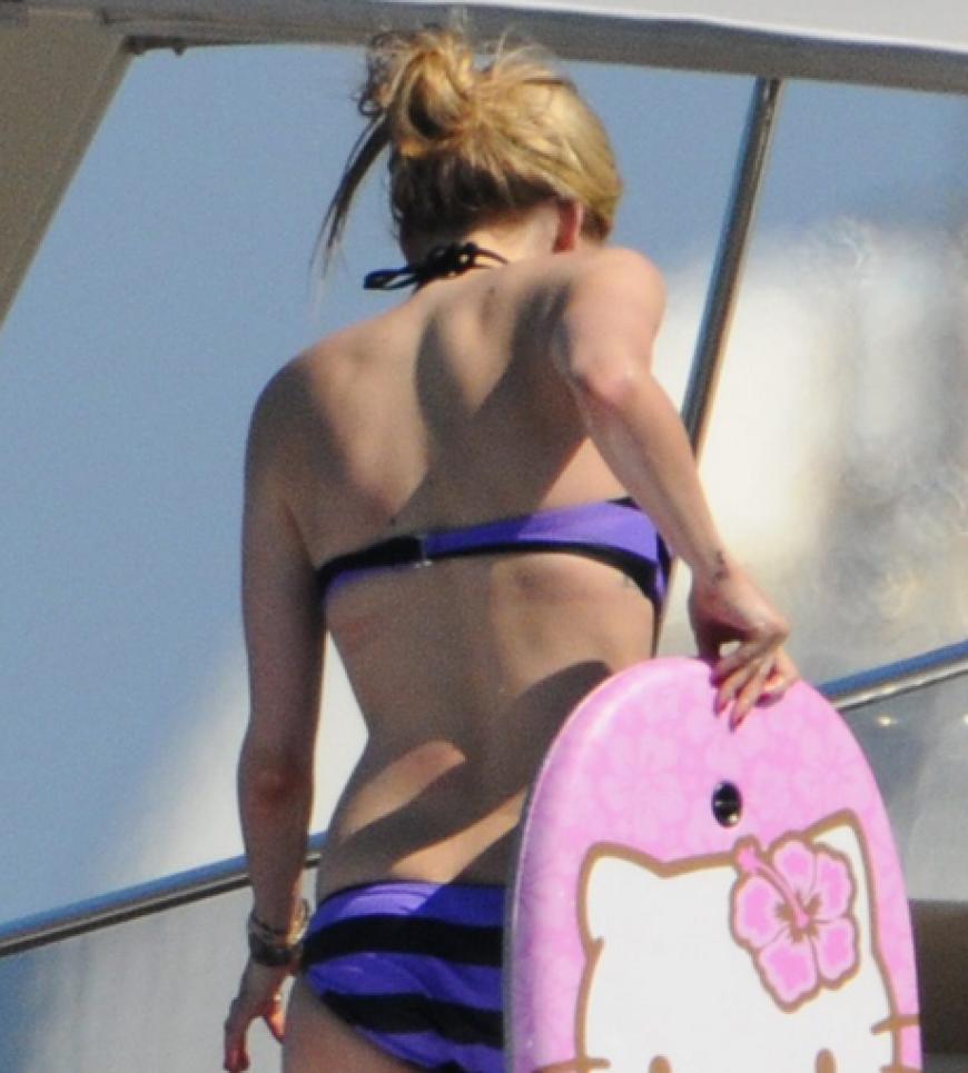 Die Sängerin urlaubt dieses Jahr auf einer Yacht vor St. Tropez. Immer mit dabei? Ihr Hello Kiity-Board