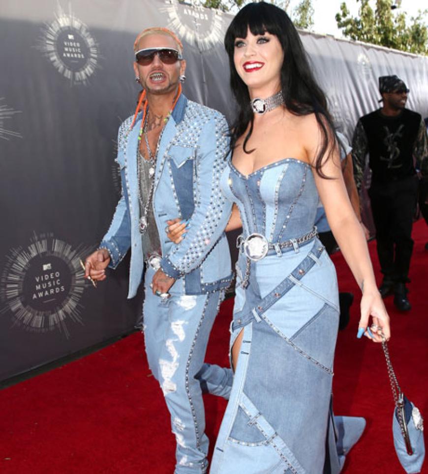 Jeans allover: Riff Raff Arm in Arm mit Katy Perry