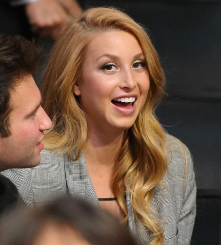 Designerin und Reality-TV-Star Whitney Port zeigte sich beim Spiel der Lakers äußerst gut gelaunt
