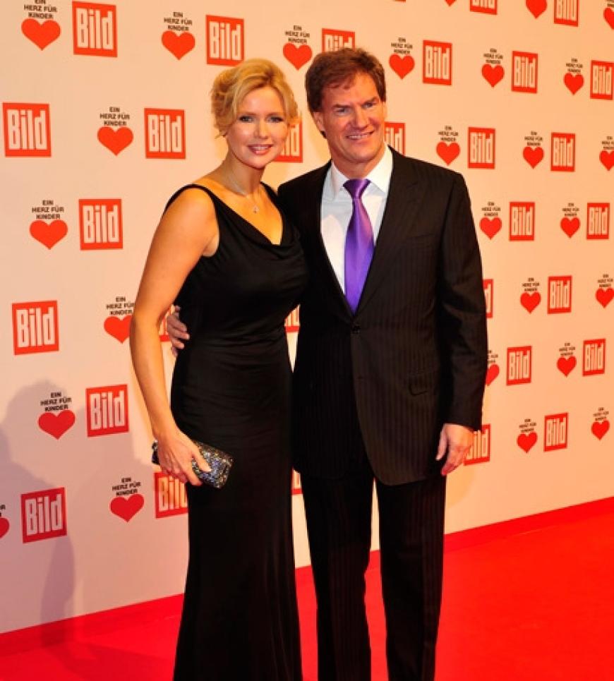 Schauspielerin Veronica Ferres kam gemeinsam mit ihrem Lebensgefährten Carsten Maschmeyer. Der Unternehmer spendete 1.000.000 Euro aus seiner privaten Kasse