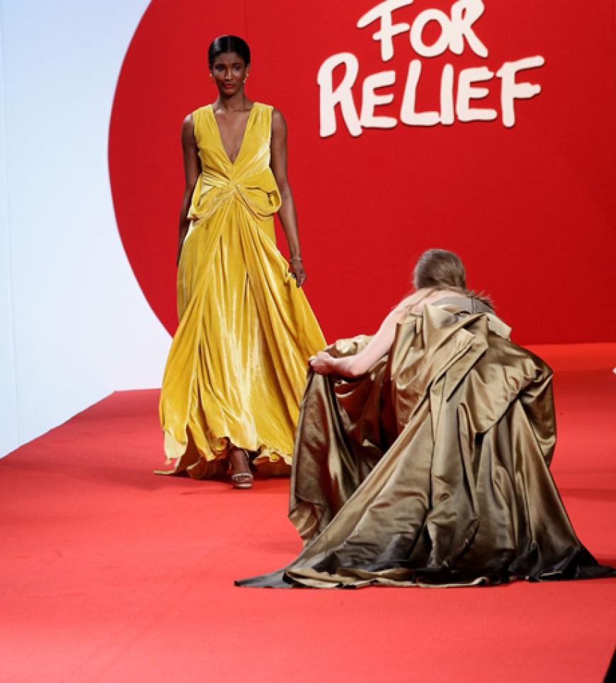 Doch dann passierte es: Das Topmodel stolperte vor den Augen des exklusiven Publikums ...