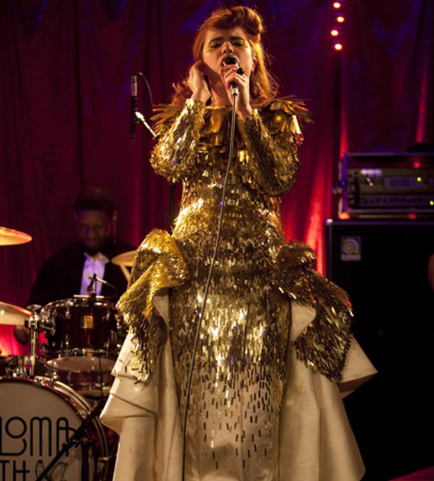 Die Sängerin Paloma Faith ist für ihre exzentrischen Outfits bekannt. Hier singt sie gerade für die Rolle als Weihnachtsbaum im Krippenspiel vor.