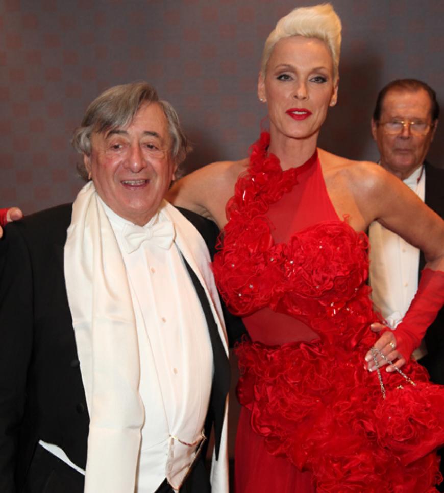 Schwingt das Tanzbein! Dem Motto sind am Donnerstagabend, 16.02., einige Promis gefolgt. Brigitte Nielsen war der große Stargast beim Wiener Opernball und kam an der Seite von Baulöwe Richard Lugner (im Hintergrund: Roger Moore)