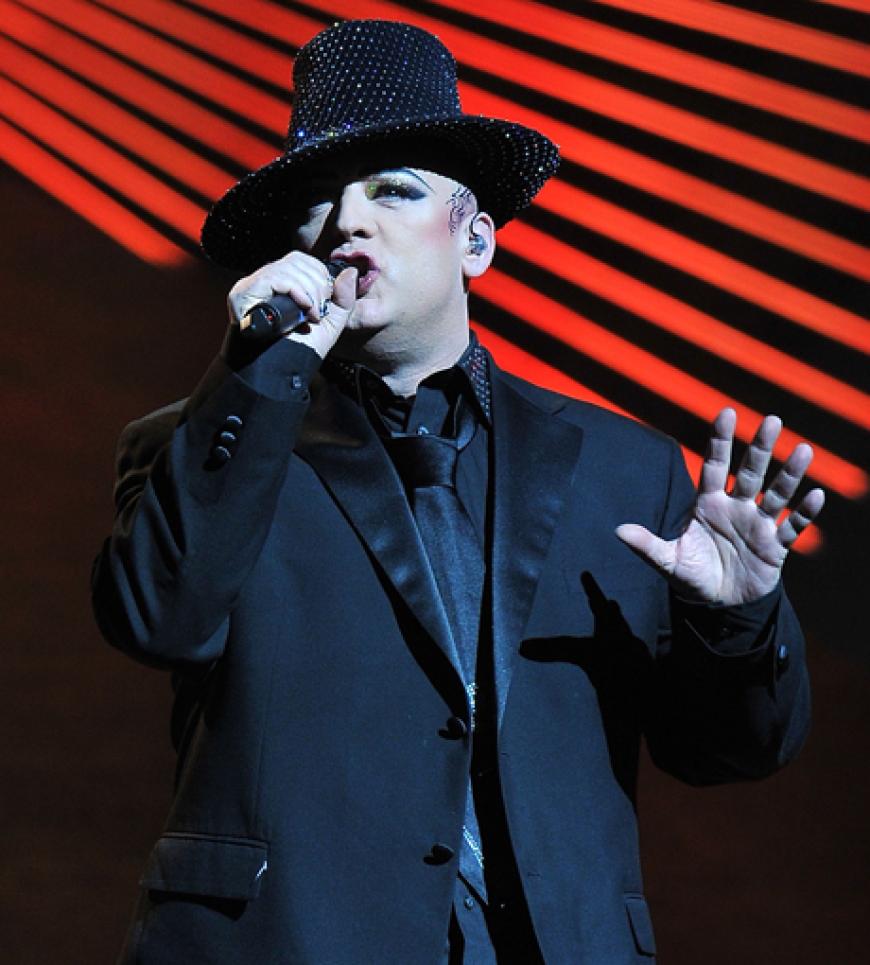 Boy George gibt seine Hits zum Besten ...