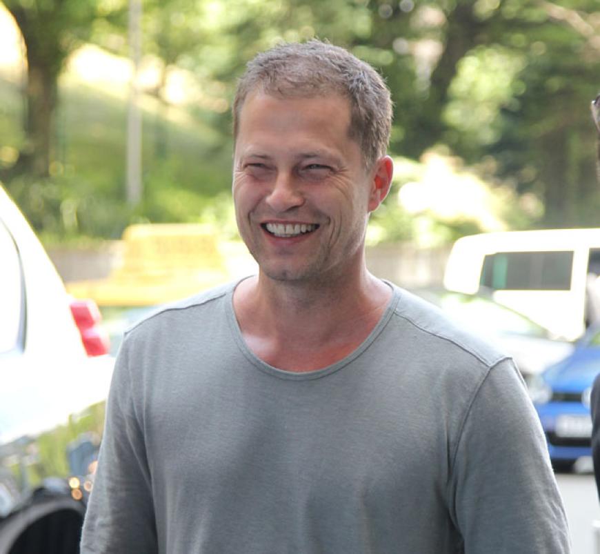 Til Schweiger hat viele Facetten: Er ist Schauspieler, Produzent und Familienmensch. Würden Sie gerne den Abend mit ihm verbringen?