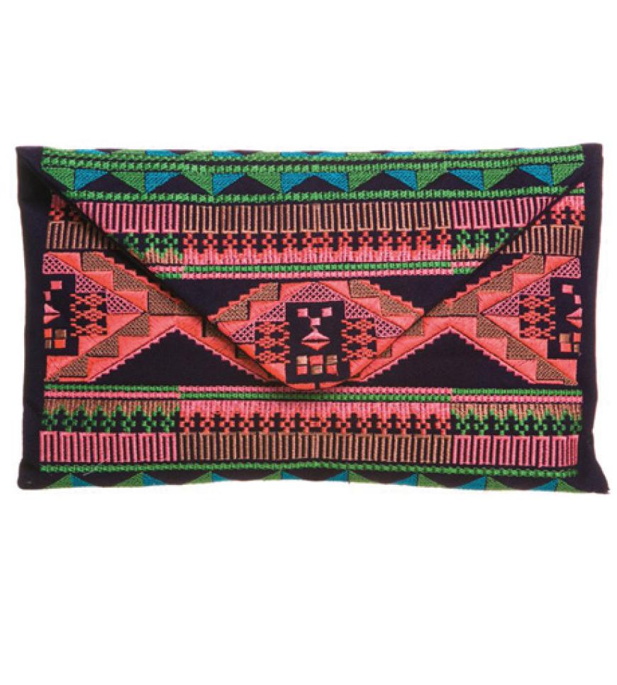 Wer sich nicht ganz dem Ethno-Style hingeben möchte, greift zu dieser Clutch und setzt damit Akzente. Von Maison Scotch über zalando.de, ca. 60 Euro