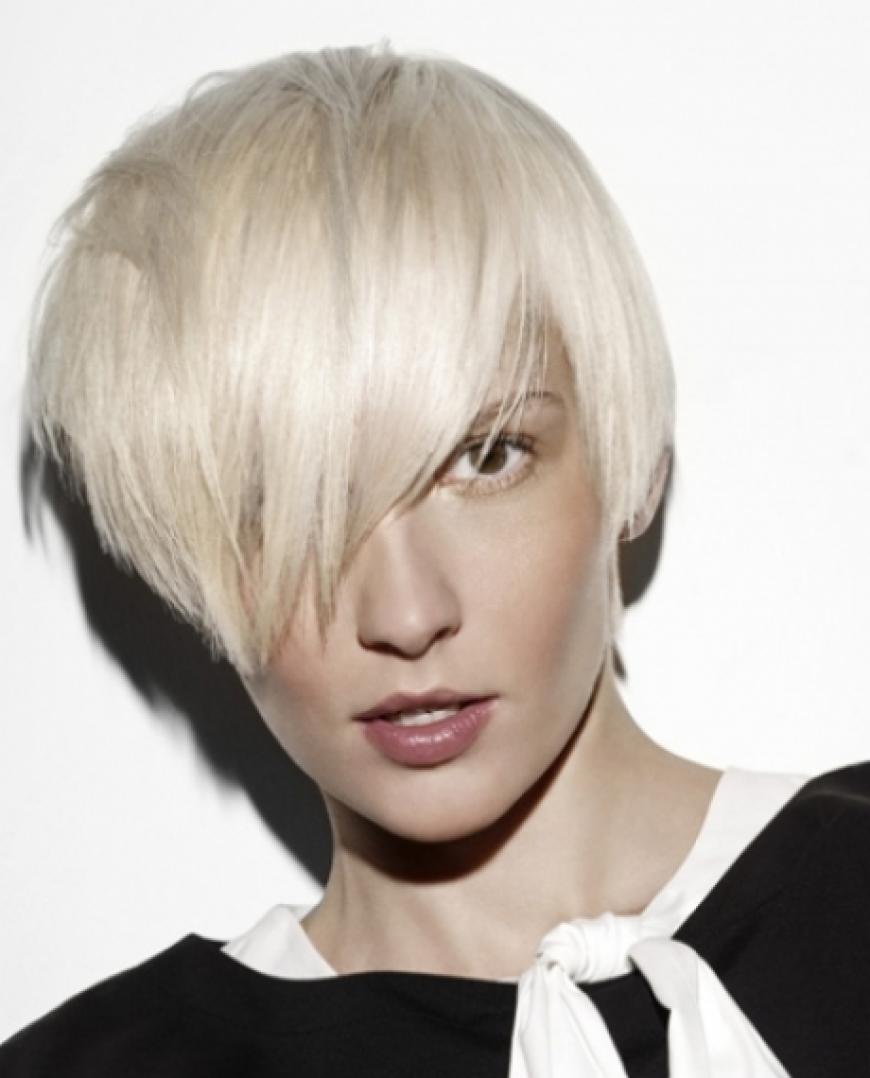 Sichtschutz: Grafischer Bob - Die Schwarzkopf-Figaros Rock-Look und spielen beim Schnitt mit weiblichen und männlichen Attributen: So bleibt der Pony ziemlich lang, Seitenpartien und Nacken aber kurz. Dieser trendy Boy-Schnitt ist super für Frauen, die unkomplizierte Styles mögen.