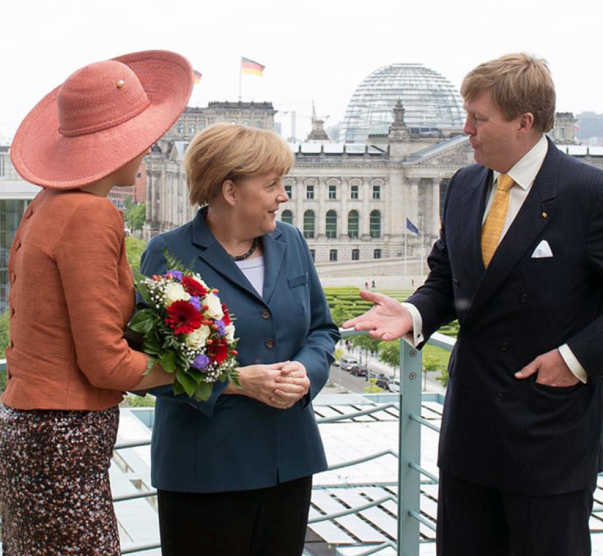 Zuerst ging es zu Bundeskanzlerin Angela Merkel, die dem Königspaarauf der Terrasse des Bundeskanzleramts Berlin von oben zeigte