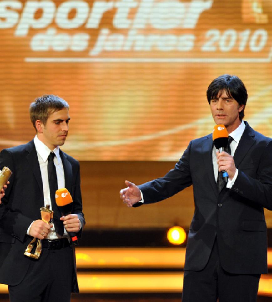 Zwar machte die DFB-Elf Platz 3 bei der WM am Kap - für viele sind sie dennoch die Mannschaft des Jahres. Daher wurden sie auch mit diesem Preis ausgezeichnet. Philipp Lahm und Trainer Jogi Löw bedankten sich im Namen der ganzen Mannschaft