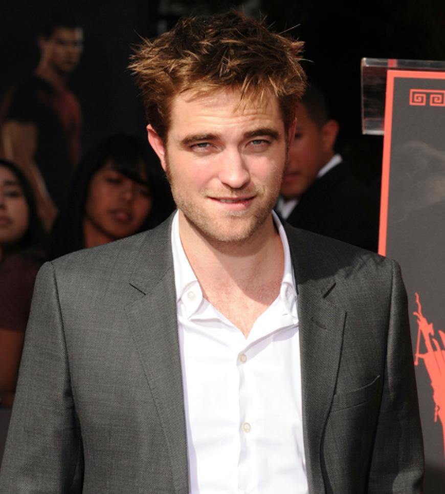Sexy: Mädchenschwarm Robert Pattinson kam im lässigen Anzug zur Zeremonie vor dem Grauman's Chinese Theatre in Hollywood