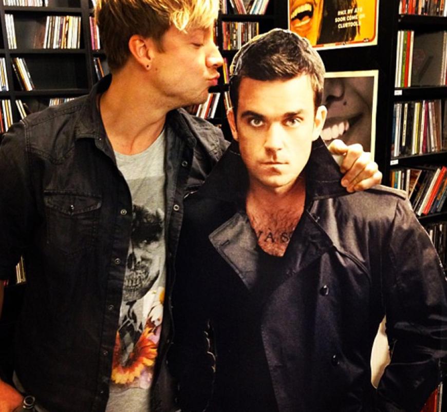 Auch Robbie Williams muss daran glauben. Ob es ihm wohl gefällt?