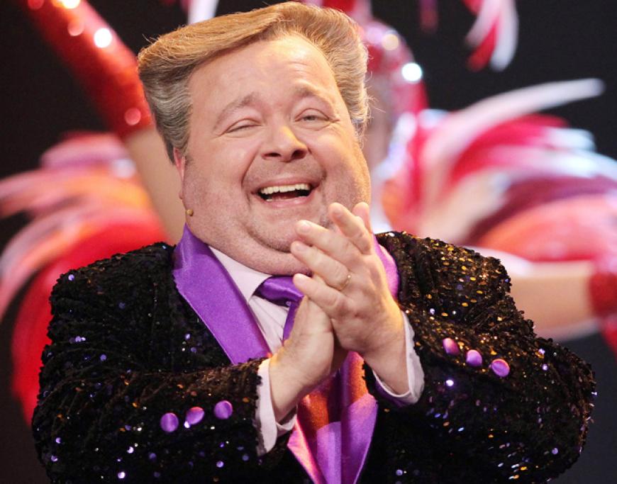 Er liebte die Glitzerwelt und das Leben auf der Bühne: Dirk Bach tritt mit dem Ensemble des Musicals