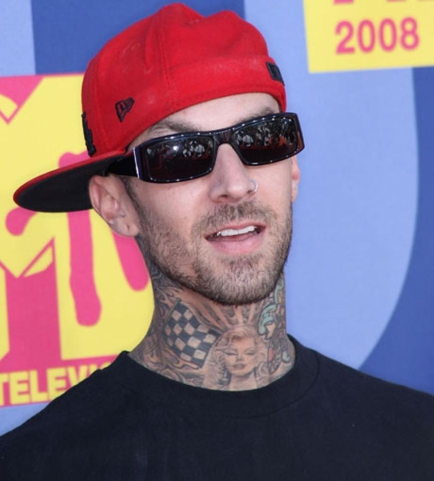 Travis Barker zwitschert fröhlich mit