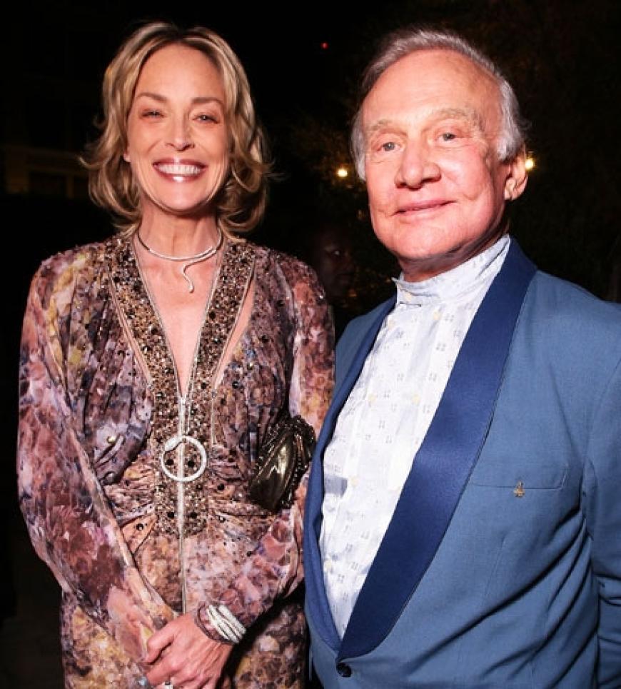 Sharon Stone mit Buzz Aldrin. Der Astronaut wurde vor allem durch seinen Flug mit der