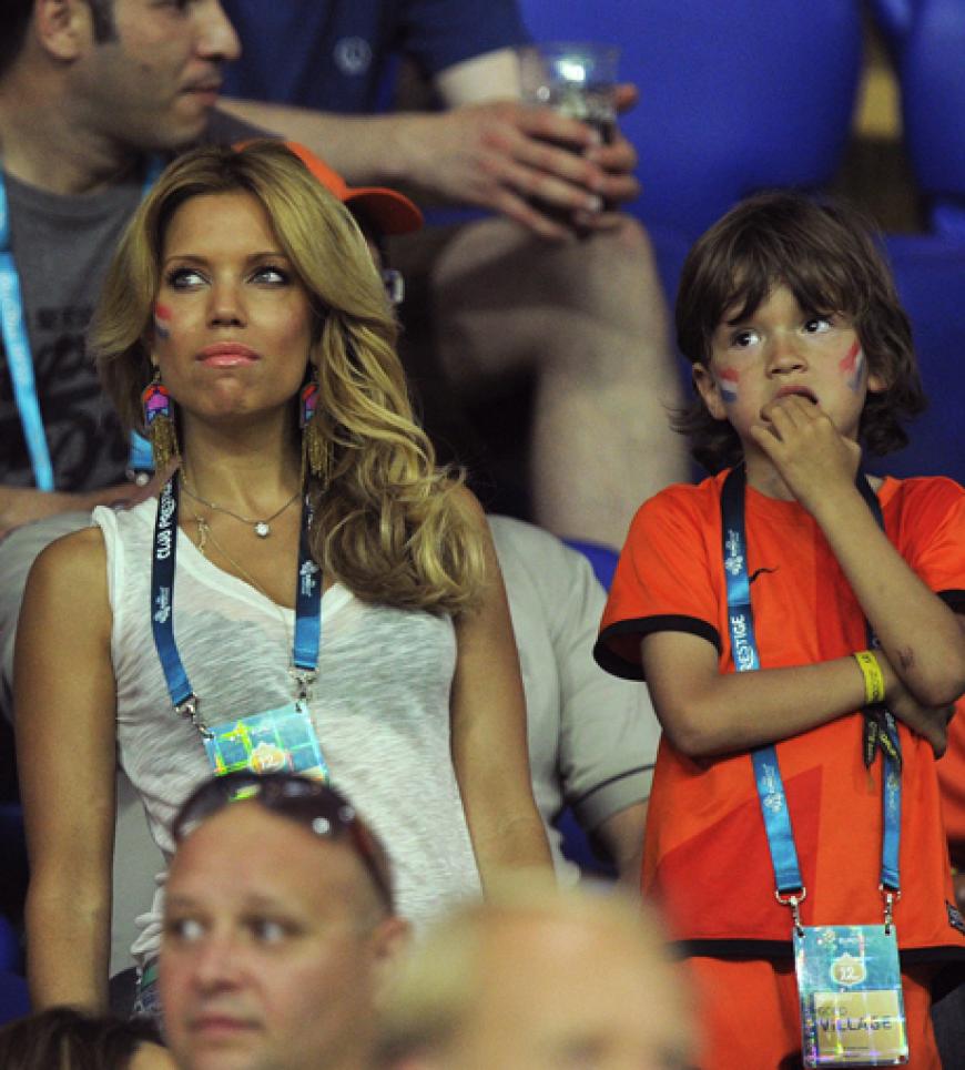 Bei der Partie Deutschland-Niederlande: Sylvie van der Vaart und ihr Sohn fiebern mit Rafael mit
