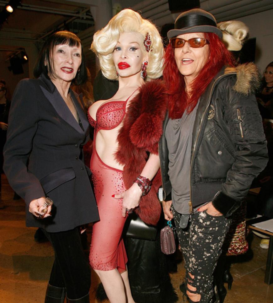 Larissa, SATC-Stylistin Patricia Field und Amanda Lepore stellen sich für ein Foto auf