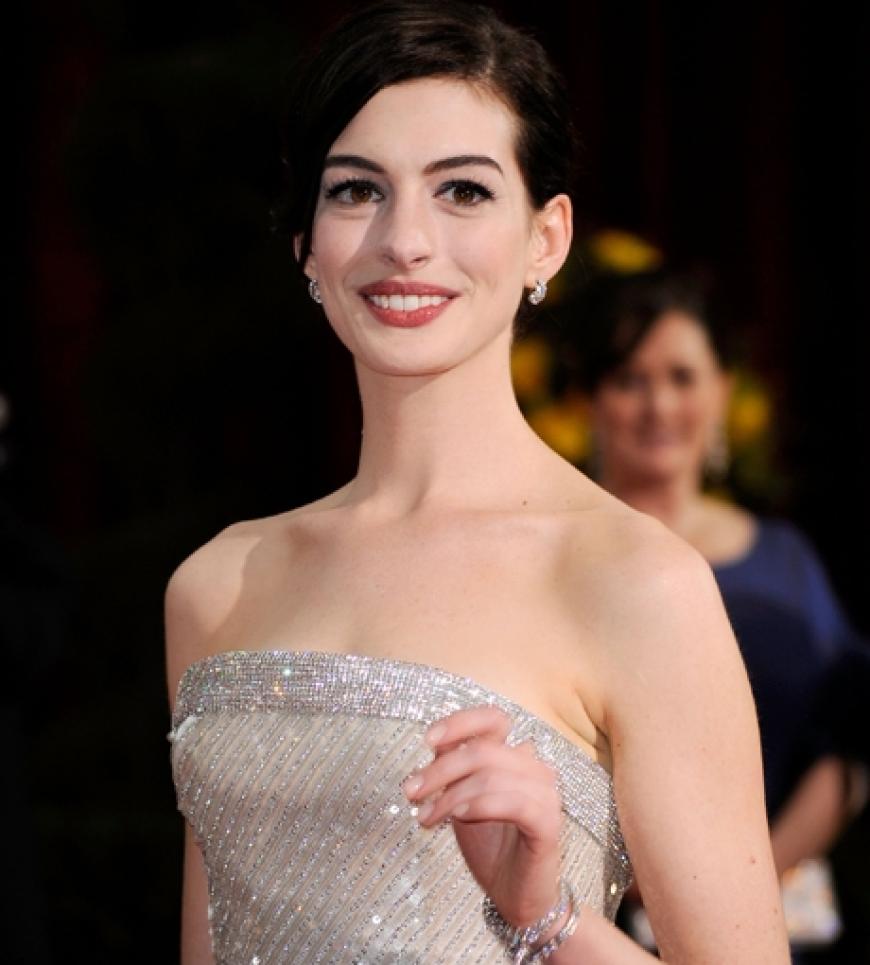Anne Hathaway in einer schulterfreien Robe von Armani Prive