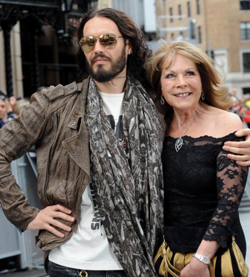Mutters Söhnchen: Russell Brand kam in Begleitung seiner Mutter Barbara Brand
