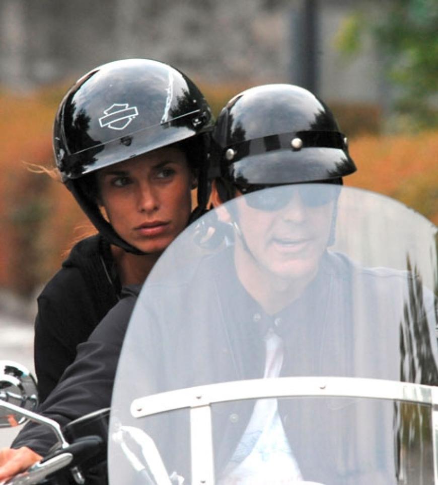 George und seine Sommerliebe Elisabetta Canalis biken durch Italien