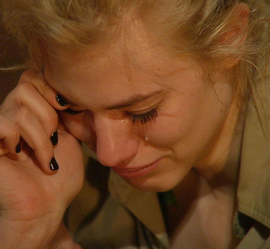 Tränen kullern. Doch dann hat sie eine Idee: Sie krallt sich das Parfüm vom Wendler und macht dem Insekt damit den Garaus. Gestoppt wird sie von Melanie und Mola, die ihr das Duftwässerchen schließlich entreißen können, bevor es Larissa völlig entleert hat
