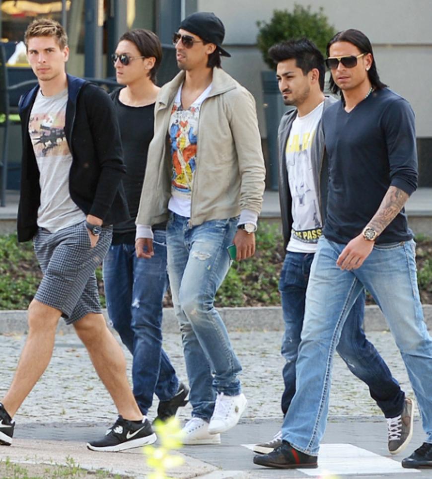Ersatztorwart Ron-Robert Zieler, Mesut Özil, Sami Khedira, Ilkay Gündogan und Tim Wiese schlendern im Freizeit-Outfit durch das polnische Sopot
