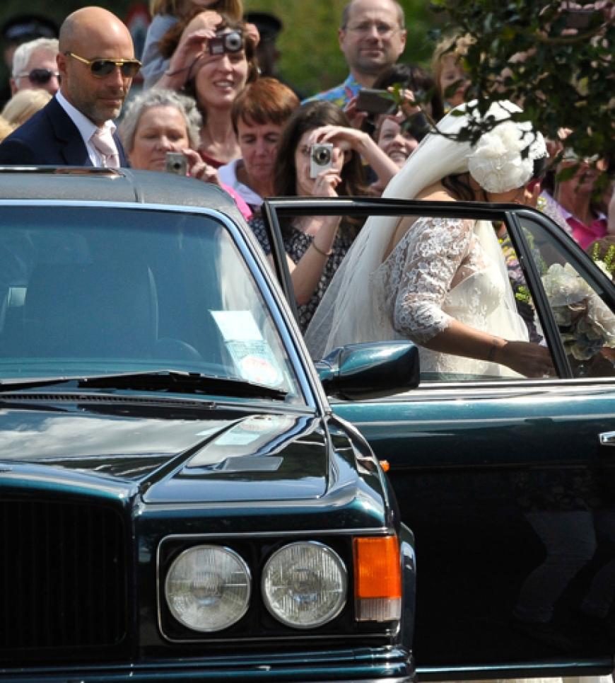 Als Lily Allen aus dem historischen Bentley stieg, konnten die Fans einen ersten Blick auf ihr Spitzen-Hochzeitskleid werfen. Und auch auf ihren Bauch - vielleicht gab es da ein kleine Wölbung zu sehen