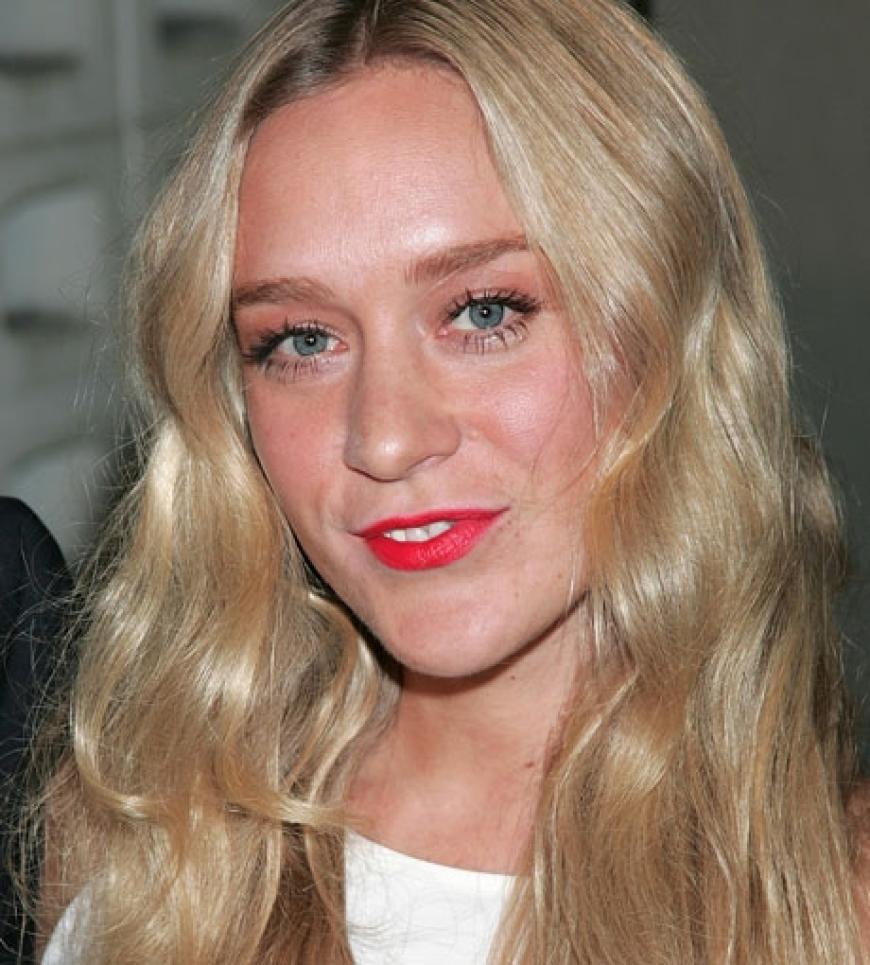 Trendsetterin Chloë Sevigny weiß, wie sie Männern den Kopf verdreht. Ihr roter Lippenstift ist perfekt auf ihren Hautton abgestimmt