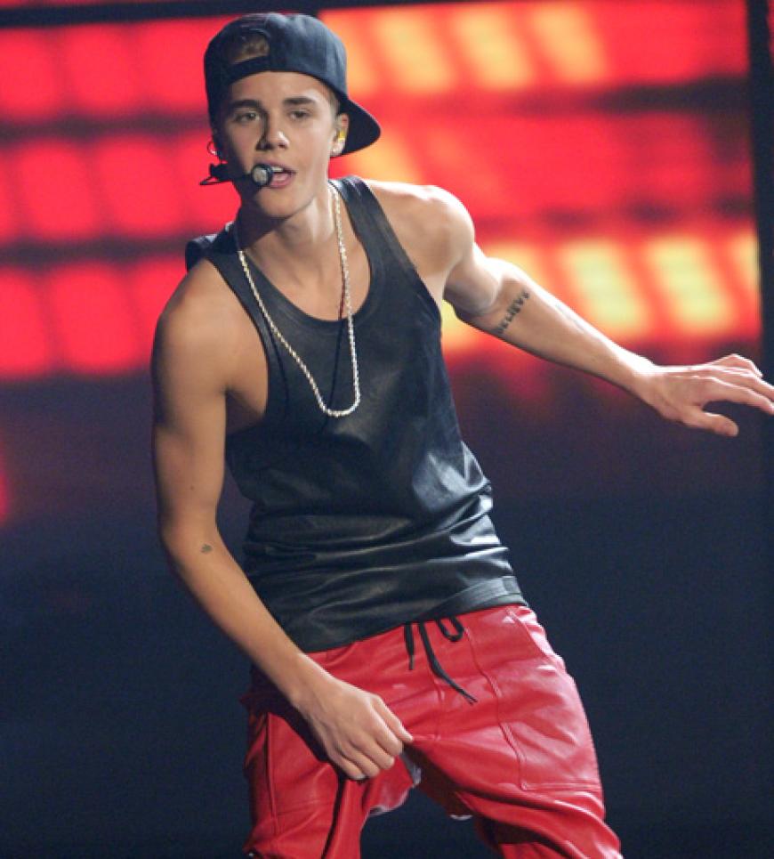 Justin Bieber hat in den letzten Monaten ordentlch an Muskeln zugelegt. Ob ihn das Training von der Trennung von Selena Gomez ablenkt? Die war übrigens nicht vor Ort ...