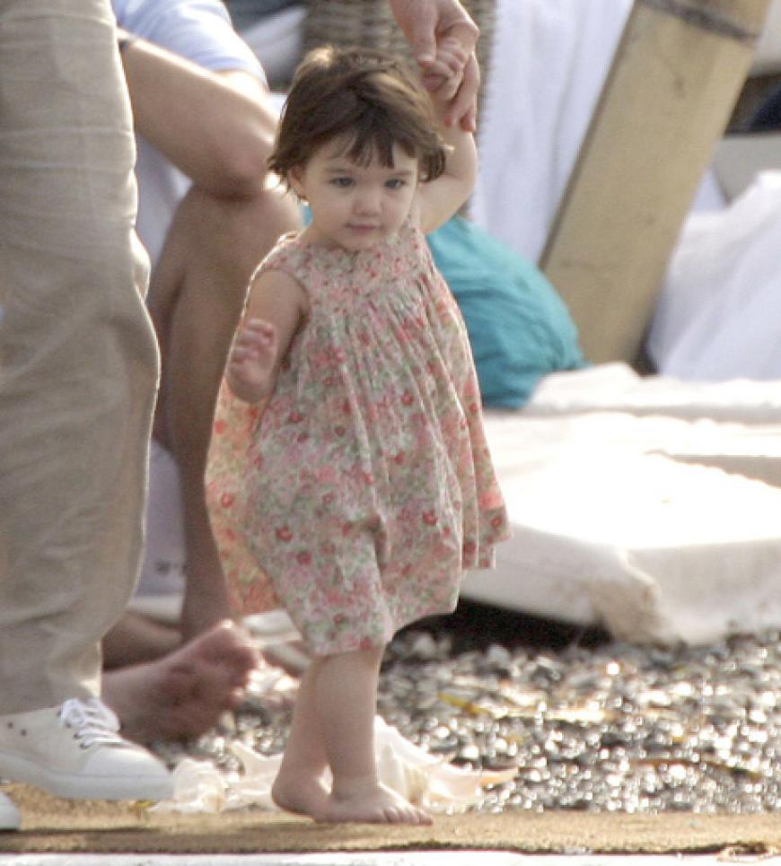 Sie erkundet die Welt: Suri Cruise