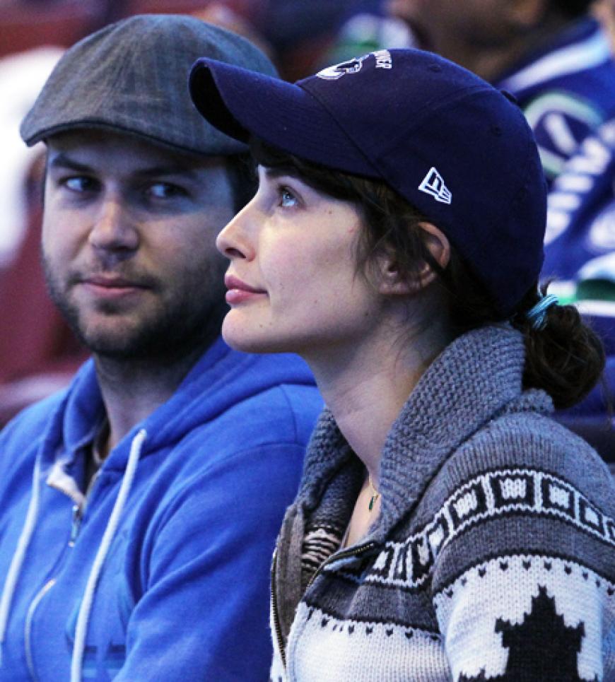 ...und lässig mit ihrem Gatten beim Eishockey