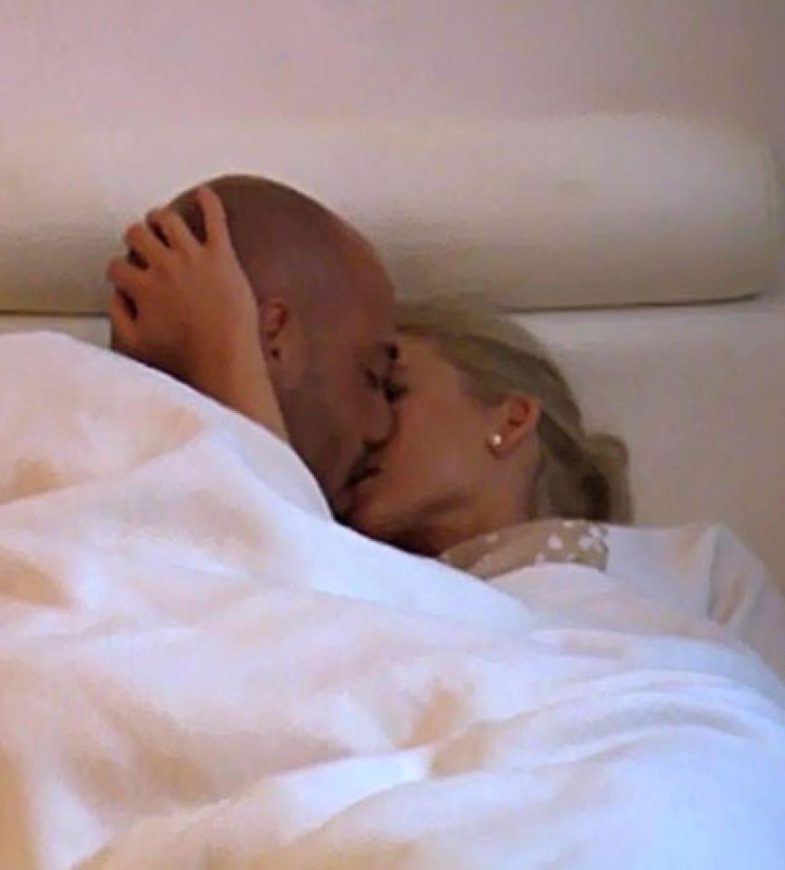 Bei Katja sieht's da ganz anders aus. Es ist fast schon unangenehm, Tews und Katja zuzuschauen, das hat ein bisschen was von einem sehr soften Soft-Porno