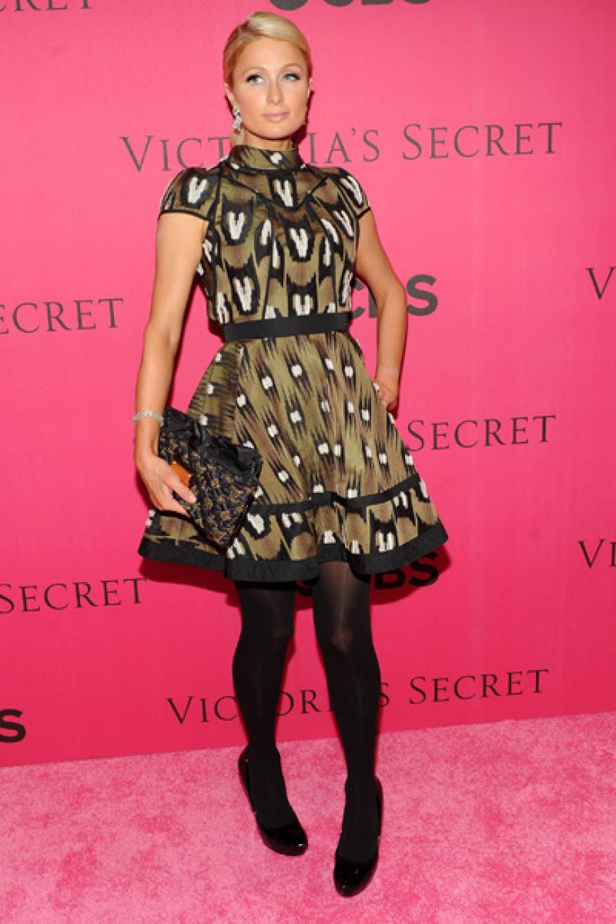 OK! spürt den unfreiwilligen Partnerlook der Promis auf: Aber an wem sieht das Outfit besser aus? Voten Sie jetzt mit! Wem steht dieses Kleid besser: Paris Hilton oder ...